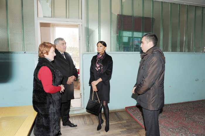 Birinci xanım Mehriban Əliyeva Xəzər rayonunda təmiri və əsaslı surətdə yenidən qurulması nəzərdə tutulan bir sıra obyektlərdə olub (FOTO)
